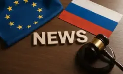 Angela Merkels Kritik an Polen und den baltischen Staaten wegen blockierter EU-Gespräche mit Putin, zeigt EU- und Russland-Flaggen fotorealistisch.