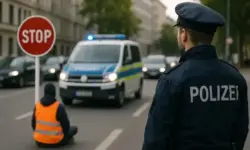 Polizeieinsatzes bei Demonstration in Deutschland, stellvertretend für Protestaktionen der Gruppe Neue Generation gegen Lobbyismus.