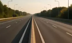 Eine leere Autobahn bei Tageslicht zeigt die gesperrte Fahrstrecke sinnbildlich. Die Aufnahme ist eine nachgestellte Darstellung.