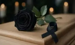 Symbolbild einer schwarzen Rose auf einem Holzsarg, stellvertretend für Trauer und den plötzlichen Tod von Marion Würth.