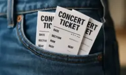 Konzerttickets in einer Jeans-Tasche als Darstellung für den ausverkauften Ticketverkauf von Rock am Ring 2025.