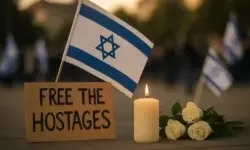 Solidaritätskundgebung in Stuttgart mit israelischer Flagge, Kerze und weißen Rosen als Zeichen für die Freilassung von Geiseln.