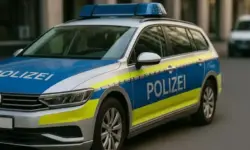 Polizeiautos auf einer Straße bei Tageslicht – Symbolbild zum Artikel über den Angriff auf die Bürgermeisterin in Herdecke.