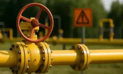 Industrie-Rohrsystems mit rotem Ventilrad, stellvertretend für einen Chemieunfall und Gas-Alarm in Aschaffenburg.