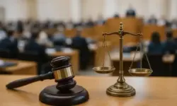 Richterhammer und Waage im Vordergrund eines Sitzungssaals als Sinnbild für politische Reformen, Recht und Demokratie in Deutschland 2025.