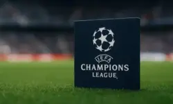 1:7-Niederlage der Bayern-Frauen gegen den FC Barcelona in der UEFA Women’s Champions League, fotorealistisch mit Spielfeld und Stadion.