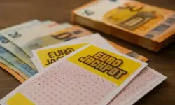Eurojackpot-Gewinn in Berlin – Lottoschein und Euro-Banknoten als Darstellung des 120-Millionen-Euro-Jackpots.