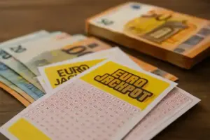Eurojackpot-Gewinn in Berlin – Lottoschein und Euro-Banknoten als Darstellung des 120-Millionen-Euro-Jackpots.
