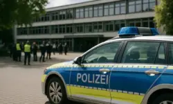 Polizei vor Schule in Paderborn nach Amok-Alarm, Einsatzkräfte sichern Gelände.