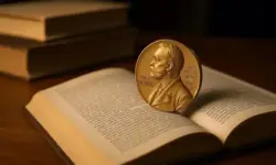 Nobelpreis-Medaille auf einem offenen Buch als Darstellung des Literaturnobelpreises 2025.