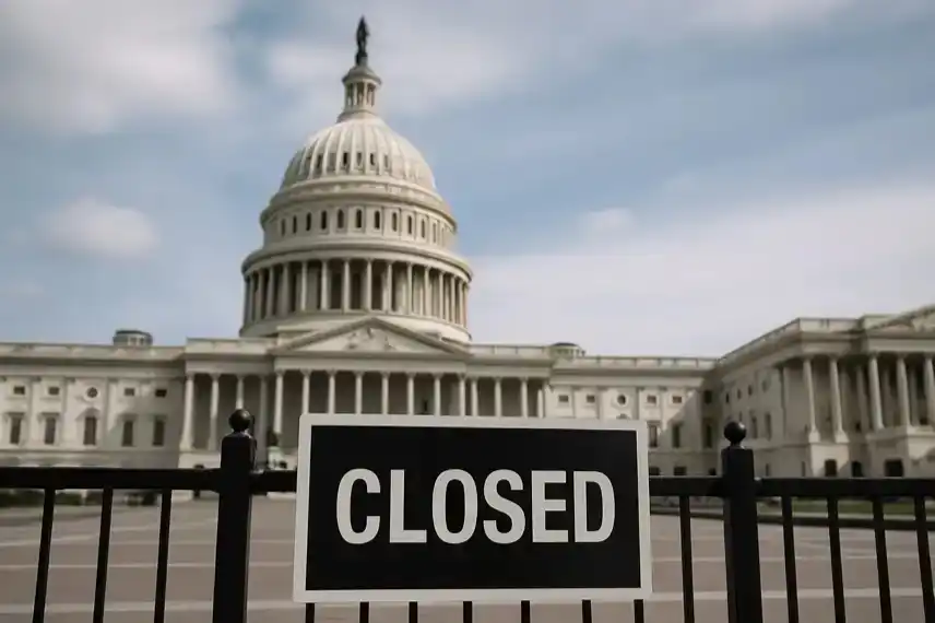 Das US-Kapitol in Washington, im Vordergrund ein Zaun mit einem Schild, das eine Schließung andeutet, bei Tageslicht aufgenommen.