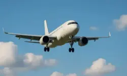 Ein weißes Passagierflugzeug fliegt am Himmel mit ausgefahrenem Fahrwerk, vor einem Hintergrund aus blauen Wolken.