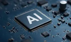 Nahaufnahme eines Computerchips mit der Aufschrift „AI“ auf einer blauen Leiterplatte, umgeben von elektronischen Bauteilen.