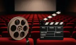 Nahaufnahme einer blau bemalten, fiktiven Figur neben einer Filmklappe, fotorealistisch inszeniert als neutrales Symbolmotiv.