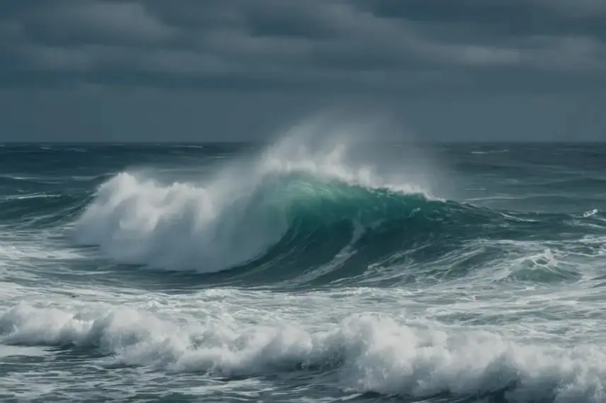 Große brechende Ozeanwelle unter dunkel bewölktem Himmel, aufgenommen im fotorealistischen Stil.