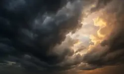 Dramatische dunkle und helle Wolken, die sich am Himmel mischen und einen starken Wetterumschwung andeuten.