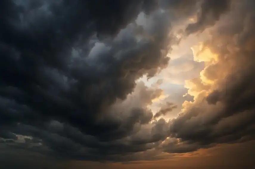 Dramatische dunkle und helle Wolken, die sich am Himmel mischen und einen starken Wetterumschwung andeuten.