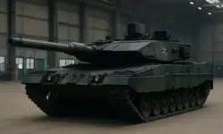 Fotorealistische Darstellung eines Leopard-Panzers in einer großen Industriehalle, frontal und leicht seitlich aufgenommen, ohne Personen.