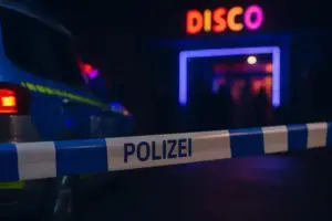 Polizeiauto und blau-weißes Absperrband vor einem unscharfen Discoeingang bei Nacht.