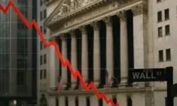 Fallende rote Kurslinie vor dem Gebäude der New Yorker Börse mit unscharfer Menschenmenge im Hintergrund.