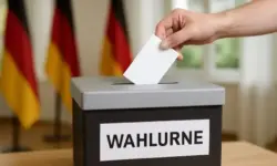 Wahlurne in einem hell ausgeleuchteten, leeren Raum, aufgenommen mit professioneller Tiefenschärfe – Symbolbild ohne erkennbare Personen oder Logos.