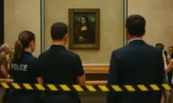 Nächtliche Außenaufnahme eines Museumsgebäudes mit Absperrband, Überwachungskameras und Sicherheitslichtern im Vordergrund.