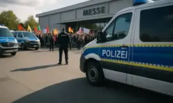 Fotorealistisches Bild eines gelb-blauen Polizeibands vor einem unscharfen Gebäude im Hintergrund, ohne Menschen.