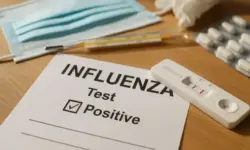 Nahaufnahme eines Labortisches mit Test­röhrchen in einem Rack, Pipette daneben und unscharfem Laborhintergrund.