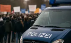 Neutrale Tischszene mit gestapelten Dokumenten und einem Stift, im Sonnenlicht fotografiert.