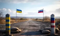 Detailaufnahme einer Europakarte auf einem Holztisch mit Kompass und Lupe, hell ausgeleuchtet, ohne Texte oder Personen.