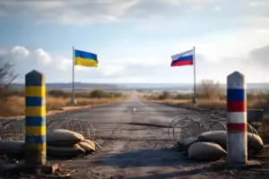 Detailaufnahme einer Europakarte auf einem Holztisch mit Kompass und Lupe, hell ausgeleuchtet, ohne Texte oder Personen.