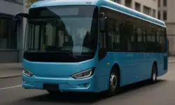 Blauer Elektrobus auf einer städtischen Straße bei Tageslicht, fotografiert mit Tiefenschärfe und natürlicher Beleuchtung.