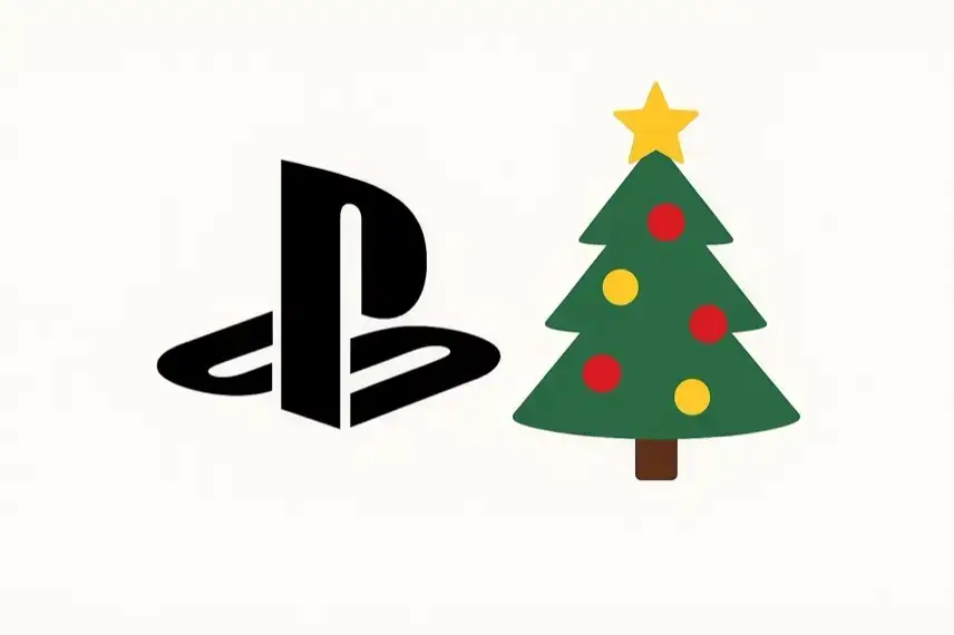 PlayStation-Logo steht links neben einem festlich dekorierten Weihnachtsbaum mit Kugeln und Stern auf hellem Hintergrund.