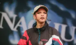 Nahaufnahme eines Stethoskops, das auf mehreren Konzerttickets auf einem Holztisch liegt.