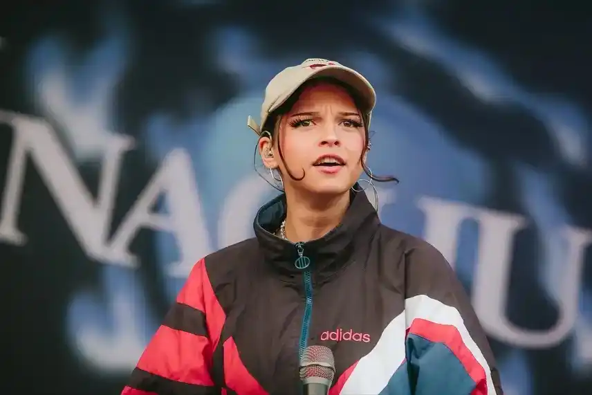 Nahaufnahme eines Stethoskops, das auf mehreren Konzerttickets auf einem Holztisch liegt.