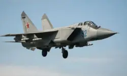 Ein militärischer Radarschirm in einem abgedunkelten Kontrollraum mit leuchtenden Linien und unscharfem technischem Hintergrund.