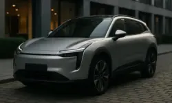 Generisches, modernes Elektroauto auf nassem Asphalt unter neutralem Himmel, ohne Logos oder erkennbare Marken.