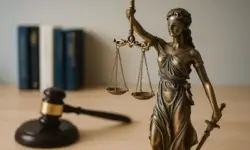 Fotorealistische Nahaufnahme einer neutralen Justitia-Statue mit Waage und Schwert, hell ausgeleuchtet und ohne erkennbare Personen.