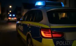 Polizeifahrzeug mit eingeschaltetem Blaulicht in einer nächtlichen Wohnstraße.