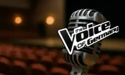 Leere Musikshow-Bühne mit Mikrofonständer, Scheinwerferlicht und unscharfem Hintergrund.