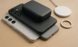 Smartphone mit magnetischer Schutzhülle und kabellosem Ladezubehör auf hellem Untergrund.