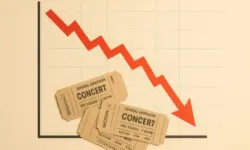 Abwärts gerichteter roter Pfeil auf hellem Hintergrund, darunter verstreute Konzerttickets in einer grafischen, spielerischen Anordnung.