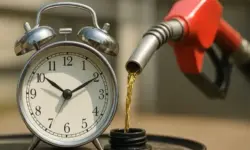 Moderner Heizöltank aus Metall in einem hell ausgeleuchteten Kellerraum mit Rohrleitungen.