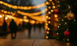 Leerer Weihnachtsmarkt bei Nacht mit beleuchteten Marktständen und Absperrungen, aufgenommen in fotorealistischem Stil.
