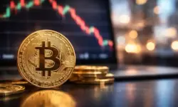 Fotorealistisches Symbolbild mit einem abstrahierten Bitcoin-Motiv vor dunklem, unscharfem Hintergrund und professioneller Tiefenschärfe.