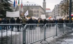 Winterlicher Marktplatz in Pforzheim mit Absperrgittern und Bannern im Hintergrund während einer Demonstration gegen Abschiebehaft.