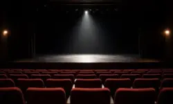 Leerer Theater- oder Kinosaal mit dunkler Bühne und einem einzelnen Lichtspot, symbolisch für den Tod des US-Schauspielers James Ransone