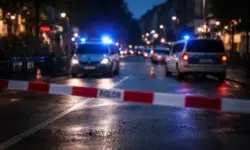 Abgesperrte Straße in der Gießener Innenstadt mit Polizeifahrzeugen und Blaulicht nach einem Schusswaffenvorfall am Marktplatz.