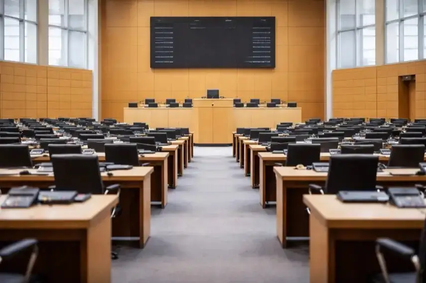 Leerer Landtagssaal mit Sitzreihen und Abstimmungsanlage vor den Landtagswahlen 2026 in Sachsen-Anhalt