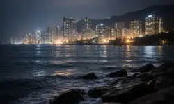 Nächtliche Küste Taiwans mit beleuchteter Stadt und Meer nach starkem Erdbeben vor der Küste